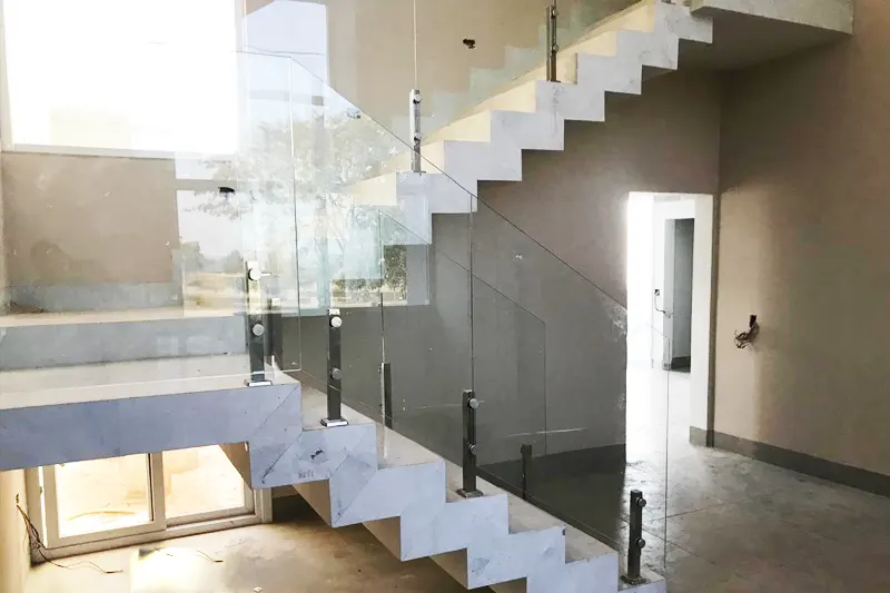 Guarda-corpo em inox e vidro